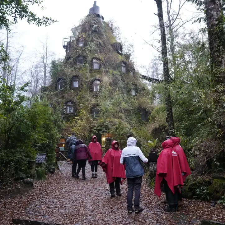 Hotel Montaña Mágica en la Reserva Huilo Huilo con pasajeros del tour de Politur